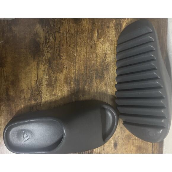 Men’s Size 7 Adidas Yeezy Onyx Slide - Picture 4 of 5